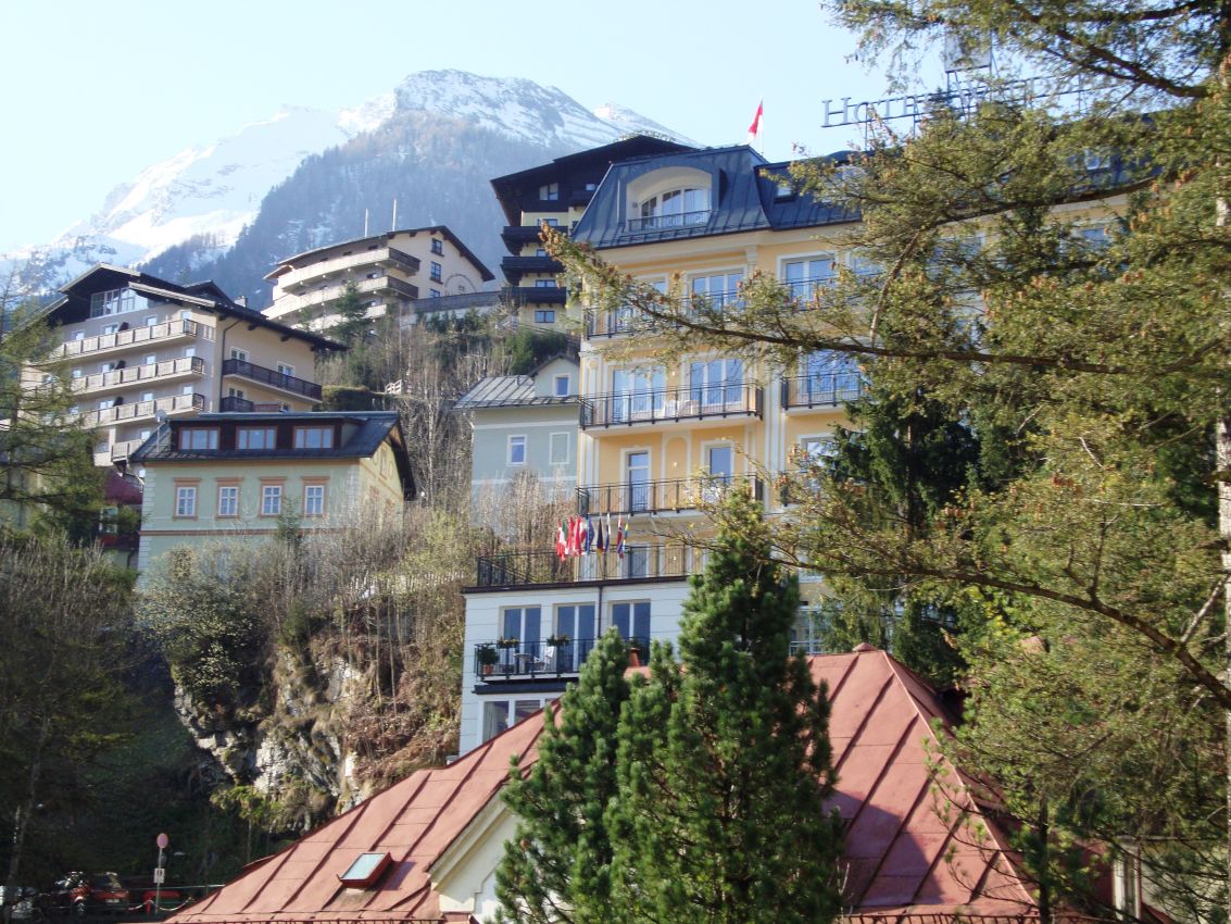 עיירה שוויצרית על רקע הרי האלפים