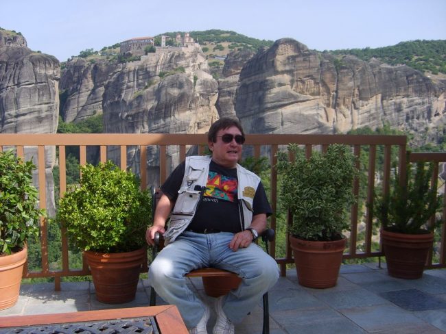 על מרפסת אחד המנזרים במטאורה