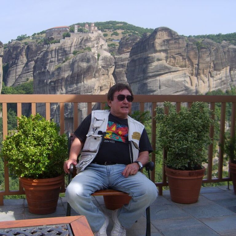 על מרפסת אחד המנזרים במטאורה