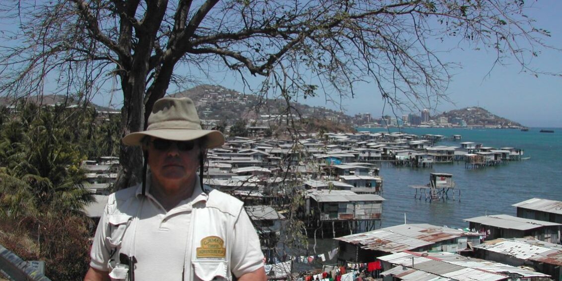 על רקע בתי הכלונסאות של פורט מורסבי ,פפואה