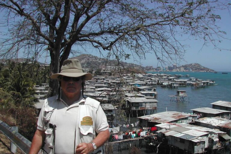 על רקע בתי הכלונסאות של פורט מורסבי ,פפואה