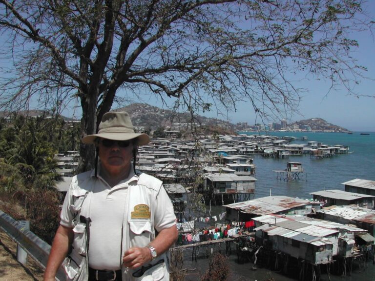 על רקע בתי הכלונסאות של פורט מורסבי ,פפואה