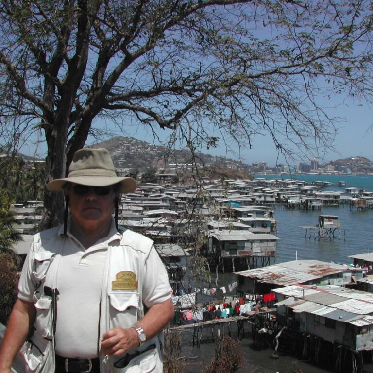 על רקע בתי הכלונסאות של פורט מורסבי ,פפואה