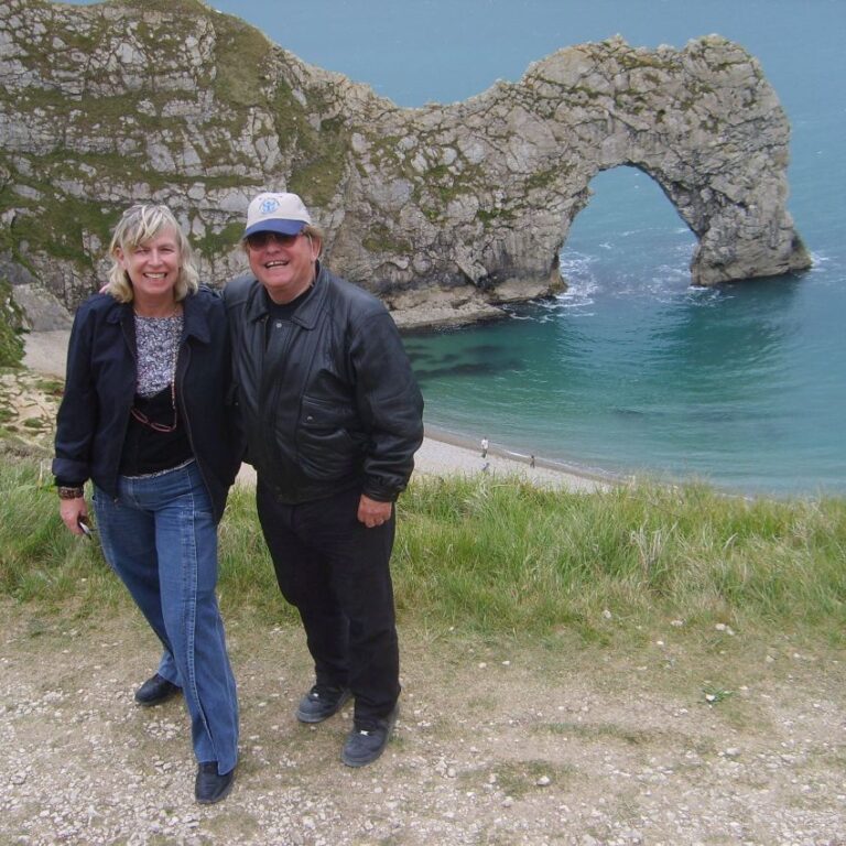 על רקע דרדל דור בצוקי קורנוול