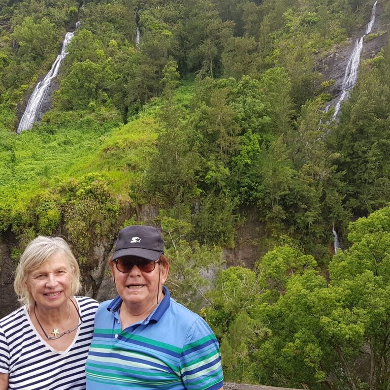 על רקע מפלי האי ראוניון, פינה צרפתית באוקיינוס ההודי