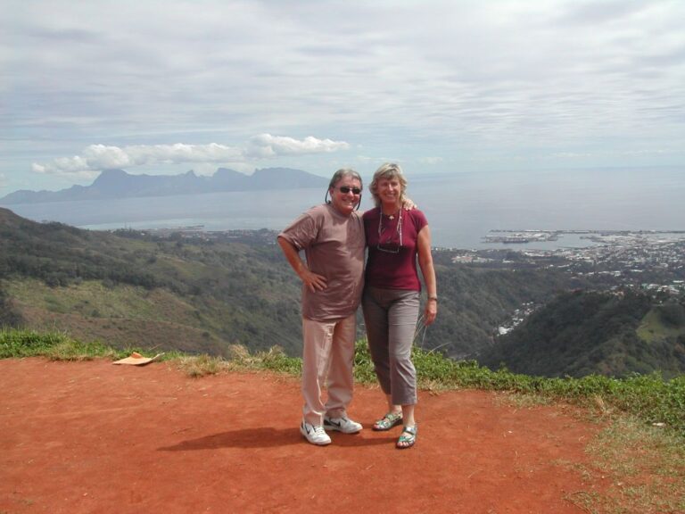 על רקע נופי פולינזיה