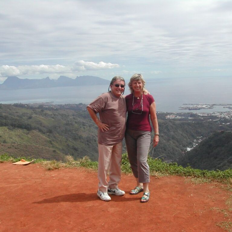 על רקע נופי פולינזיה