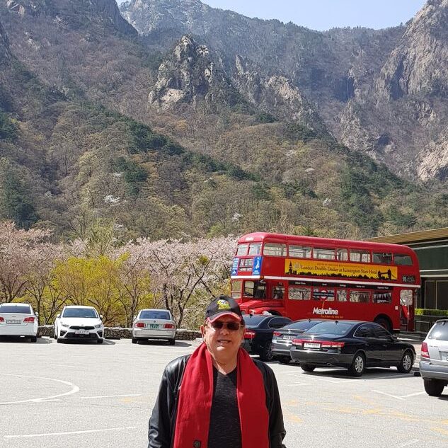 על רקע שמורת טבע קוריאנית ומלון שנבנה בסגנון אנגלי