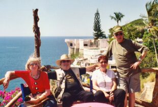 עם החברים אורון וורגון באי סנטוריני במהלך הפלגהi