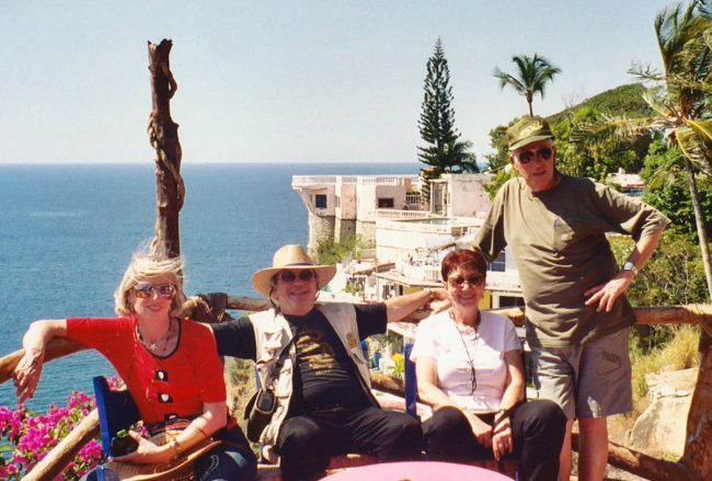 עם החברים אורון וורגון באי סנטוריני במהלך הפלגהi