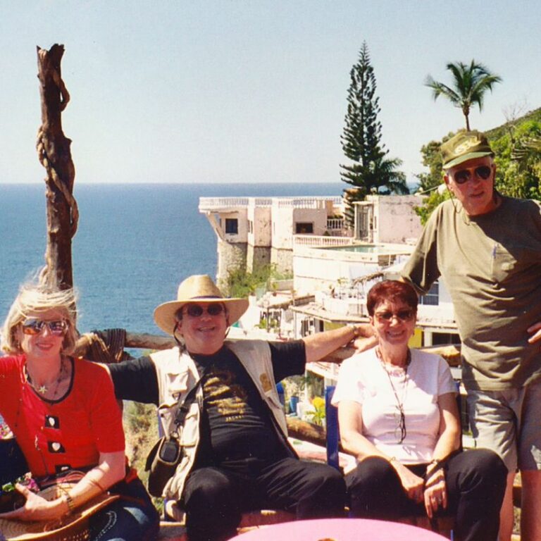 עם החברים אורון וורגון באי סנטוריני במהלך הפלגהi