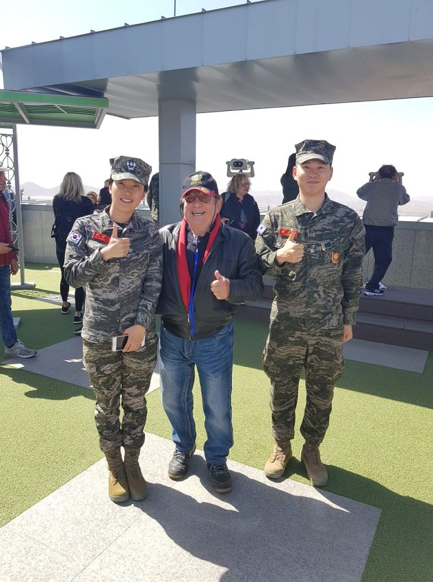 עם חיילים דרום קוריאנים