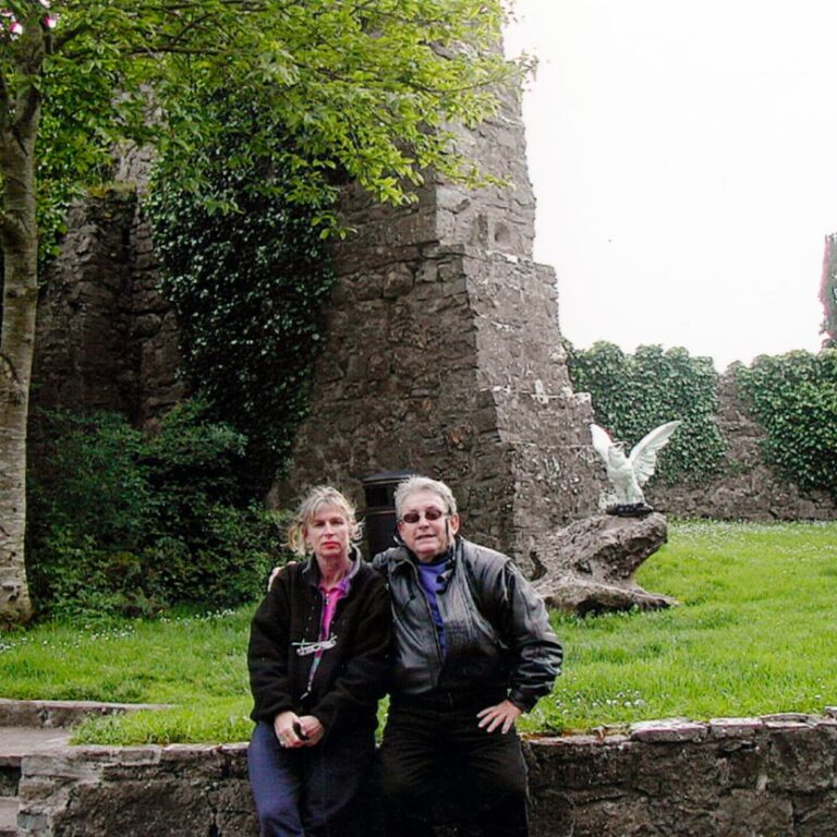 על רקע מנזר אירי הרוס עם צביה