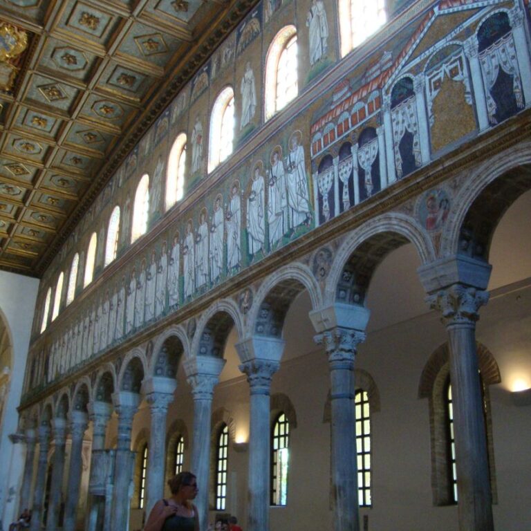 פנים הקתדרלה בסאן מארינו