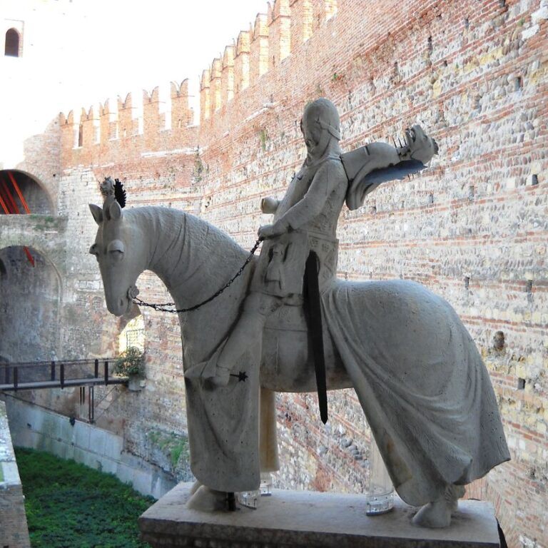 פסל אביר בכניסה למצודה בוורונה, איטליה,