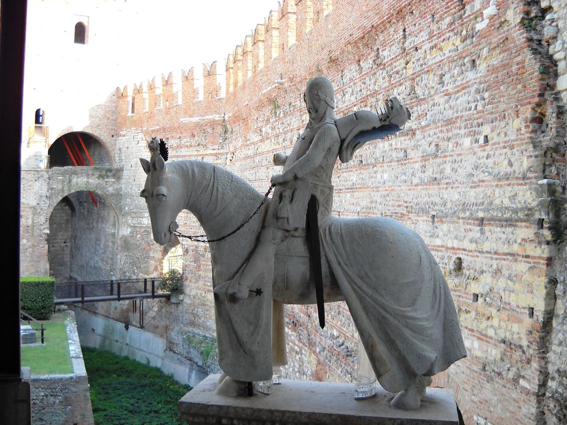פסל אביר בכניסה למצודה בוורונה, איטליה,