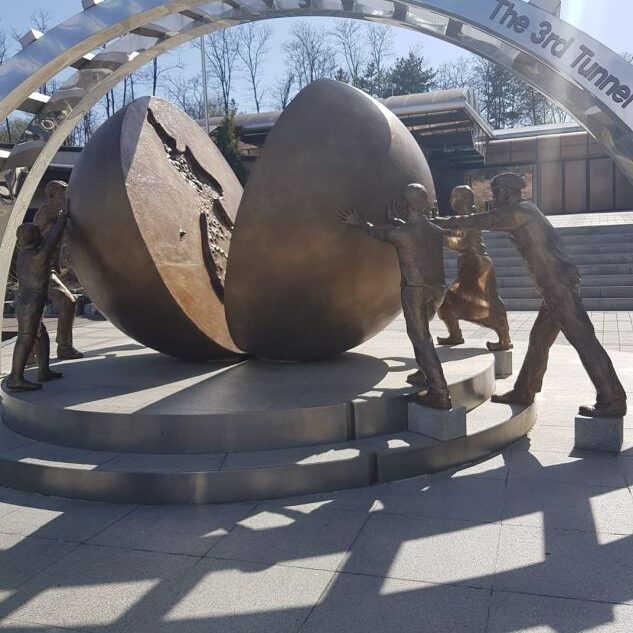 פסל המבטא תקווה לשלום בין שתי הקוריאות