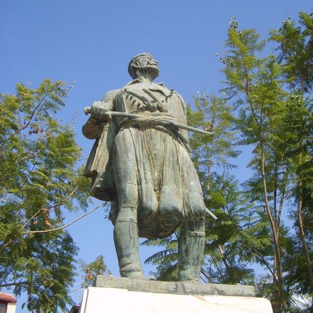 פסל לזכרו של מורד יווני בתורכים ששלטו בכרתים