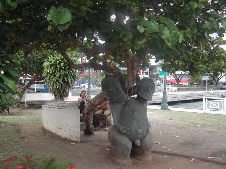 פסל מעניין בטהיטי