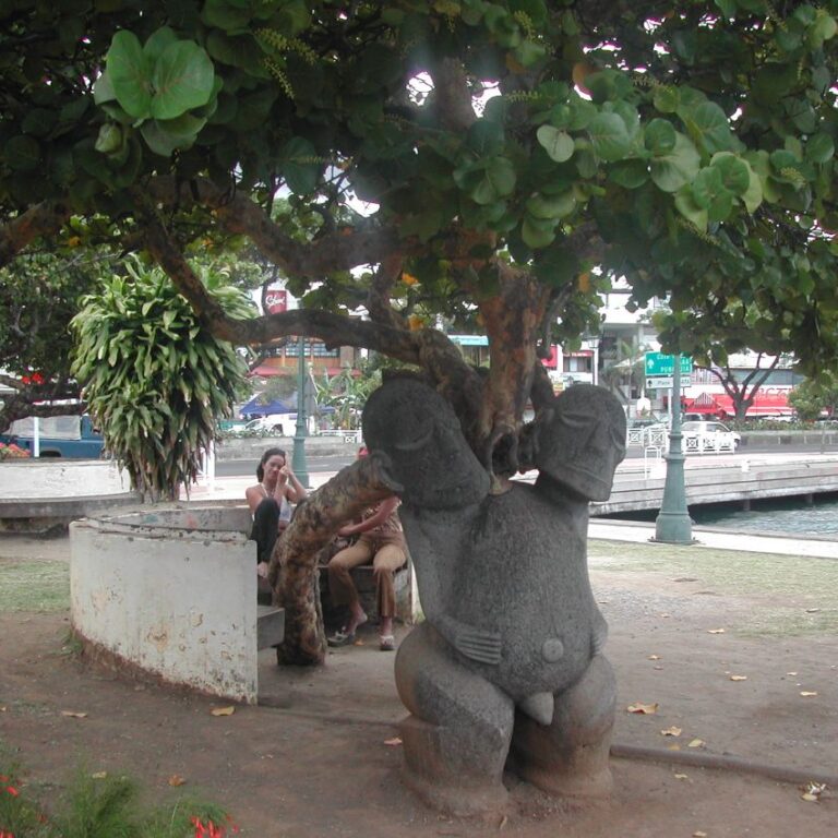 פסל מעניין בטהיטי