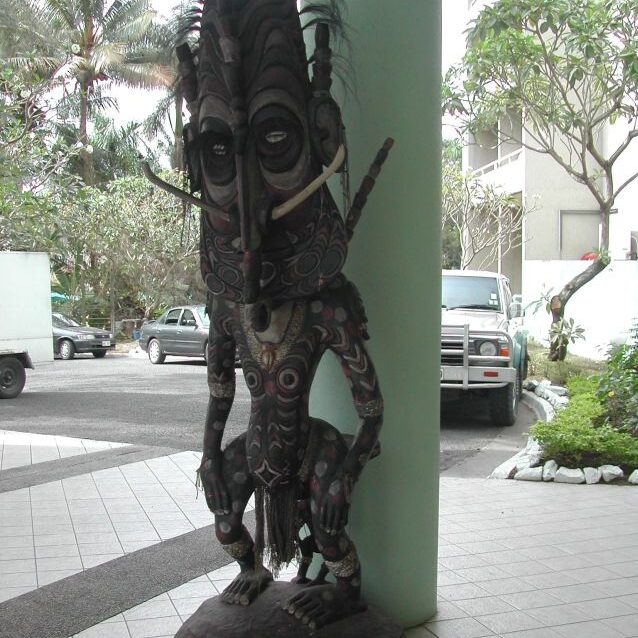 פסל פפואני בכניסה לבנין הפרלמנט