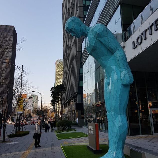 פסל של אדם משתחווה בכניסה למלון בסיאול