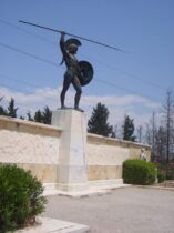 פסל של לוחם יווני ליד מעבר תרמופלי שם עצרו חיילי ספרטה את הצבא הפרסי