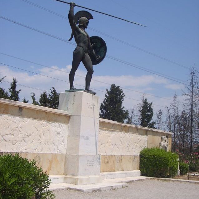 פסל של לוחם יווני ליד מעבר תרמופלי שם עצרו חיילי ספרטה את הצבא הפרסי
