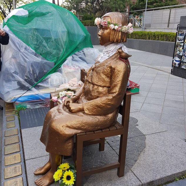 פסל של שפחת מין קוריאני שהצבא היפני אילץ לזנות מאות אלפי נערות קוריאניות