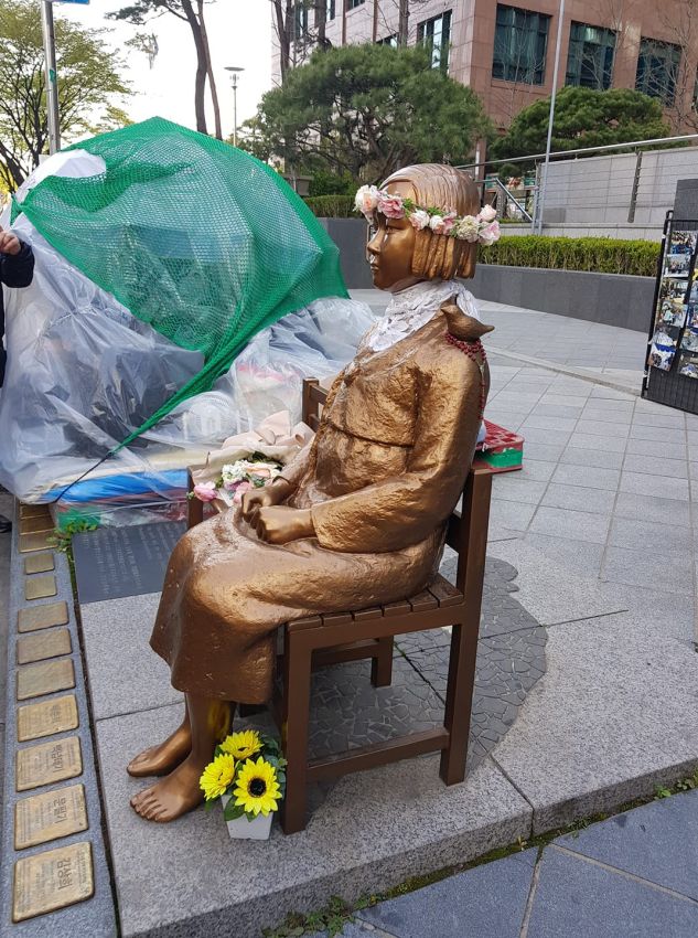 פסל של שפחת מין קוריאני שהצבא היפני אילץ לזנות מאות אלפי נערות קוריאניות