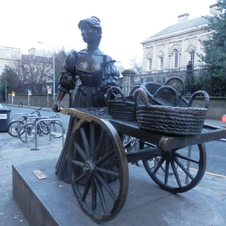 פסלה של מולי "מוכרת התפודים" בתקופת הרעב הגדול באירלנד במאה ה-19