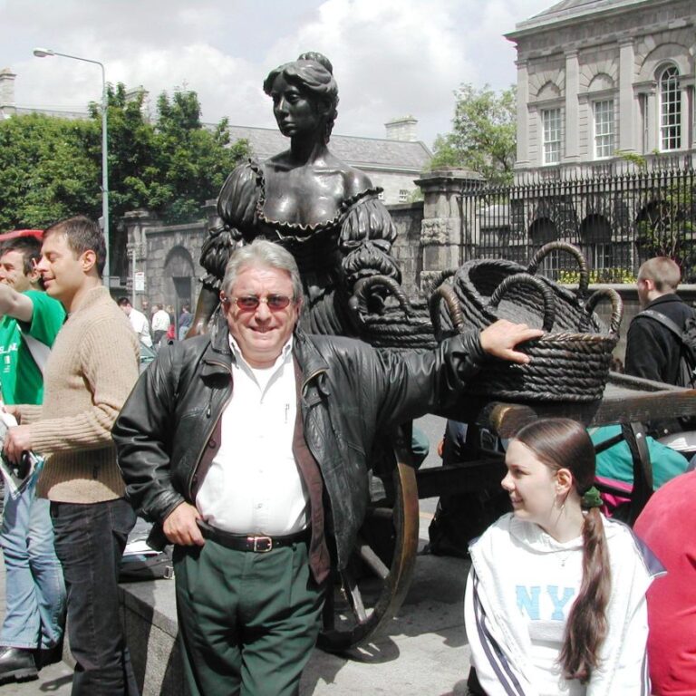 פסלה של מולי מוכרת התפודים בתקופת הרעב הגדול, בדבלין