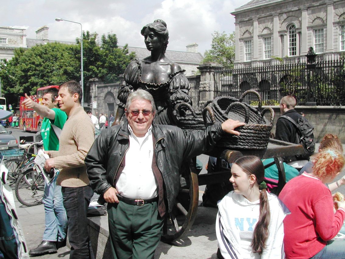 פסלה של מולי מוכרת התפודים בתקופת הרעב הגדול, בדבלין