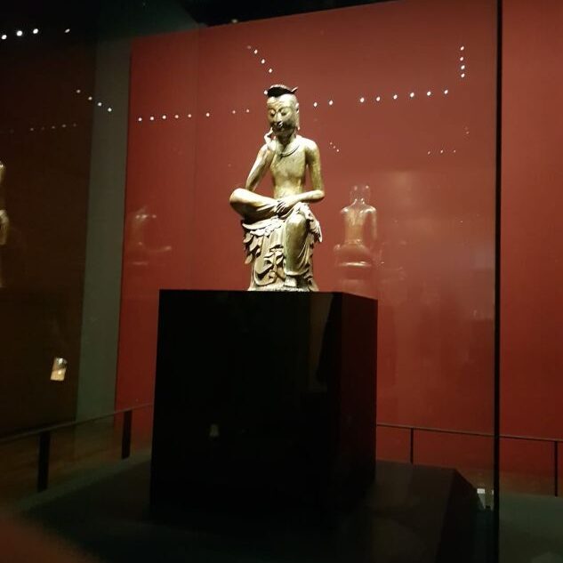פסלו של בודהא המהרהר במוזיאון הלאומי
