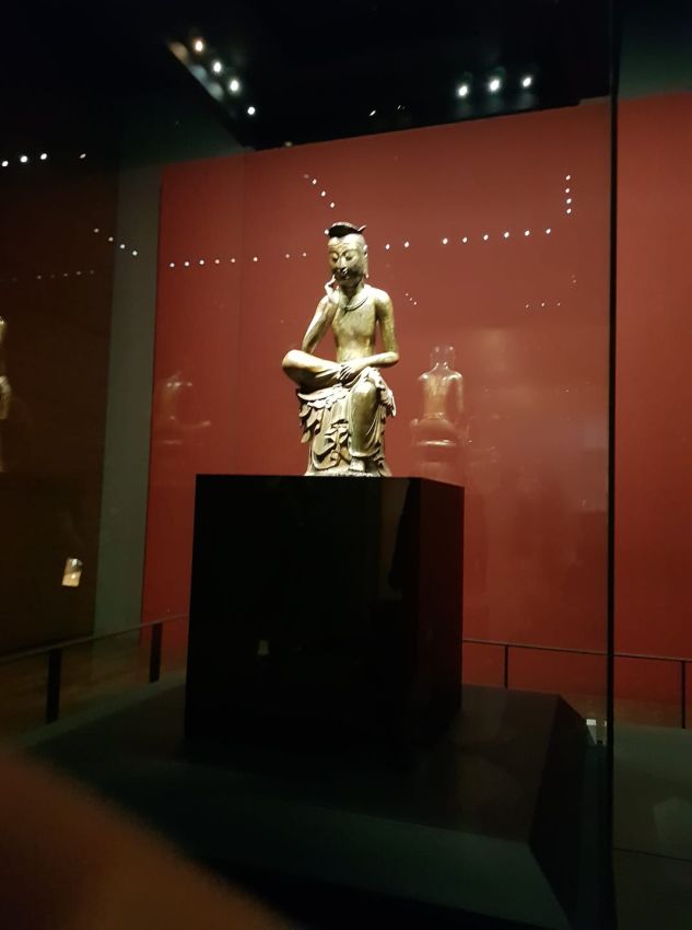 פסלו של בודהא המהרהר במוזיאון הלאומי