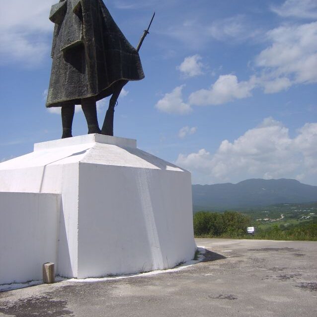 פסלו של לוחם יווני מהנצחון על איטליה בתחילת מלחמת העולם השניה
