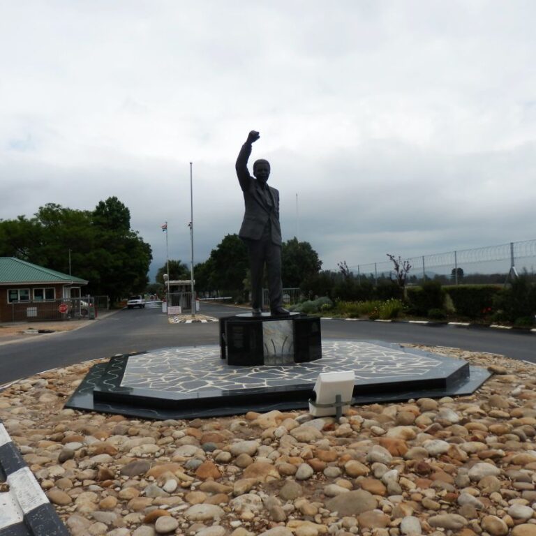 פסלו של נלסון מנדלה ביום צאתו מהכלא בו שהה 27 שנות חיים