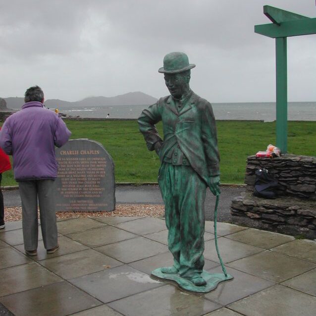 פסלו של צרלי צפלין במקום הולדתו