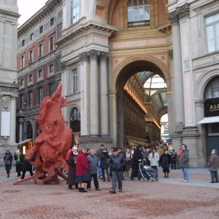 פסלי ענק ברחובות מילאנו