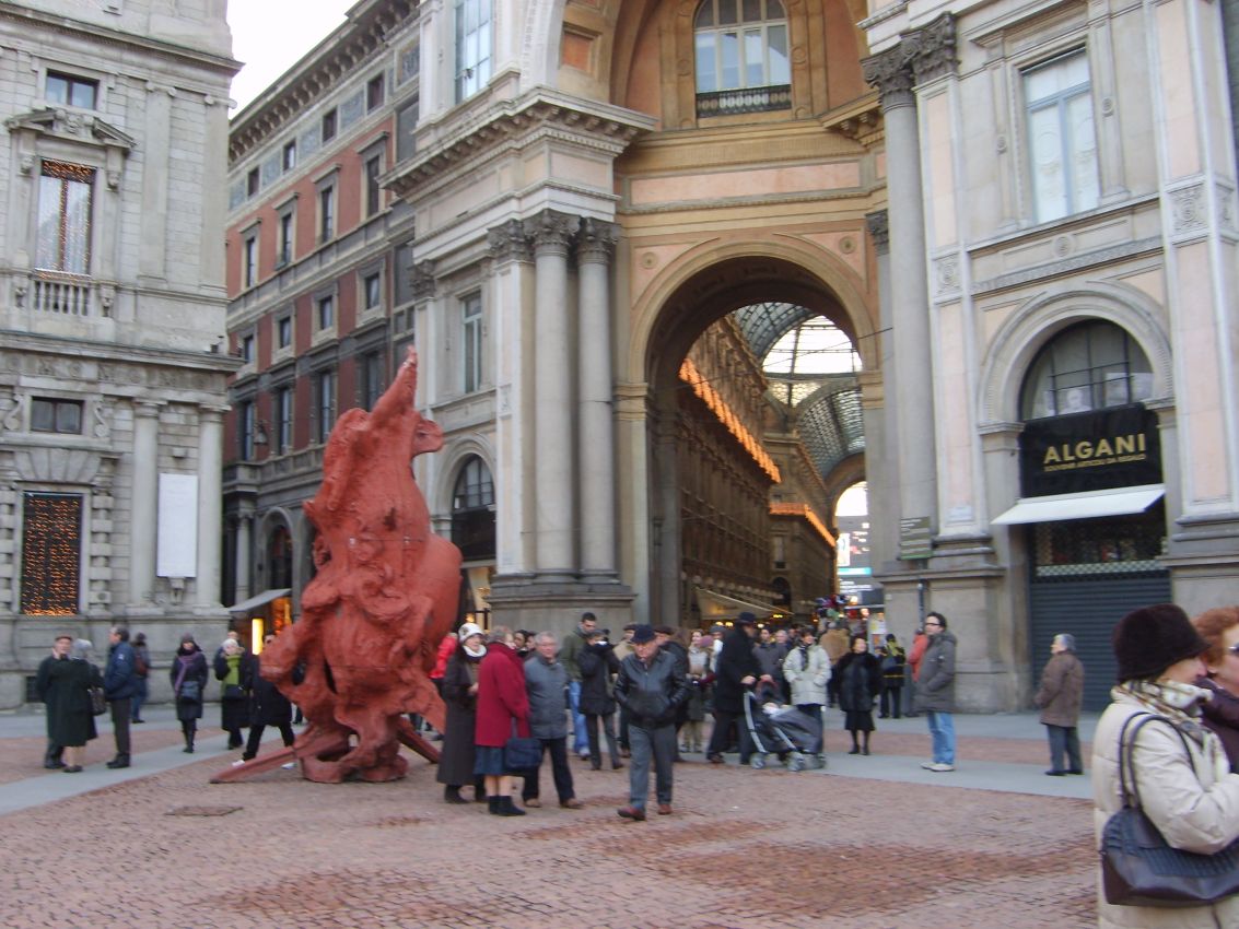 פסלי ענק ברחובות מילאנו