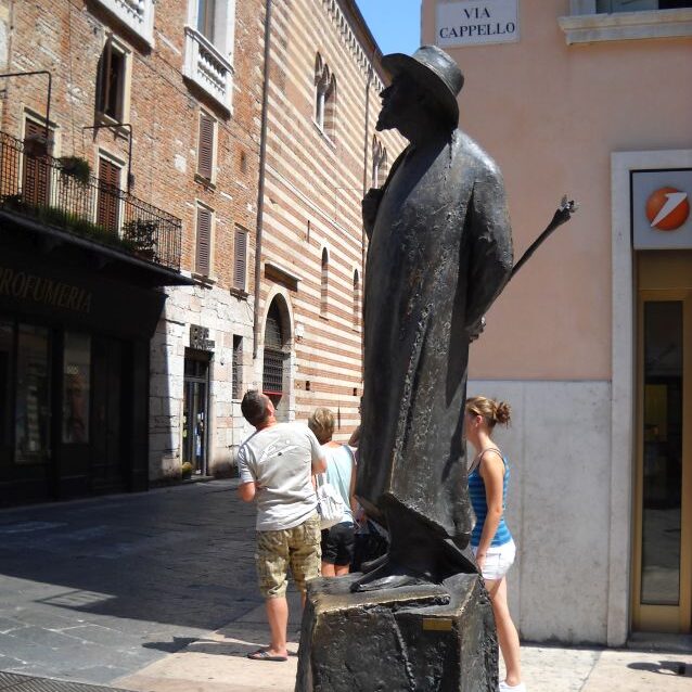 פסלי רחוב מעניינים בעיירות איטלקיות