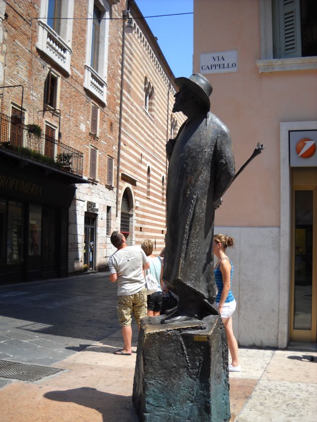 פסלי רחוב מעניינים בעיירות איטלקיות