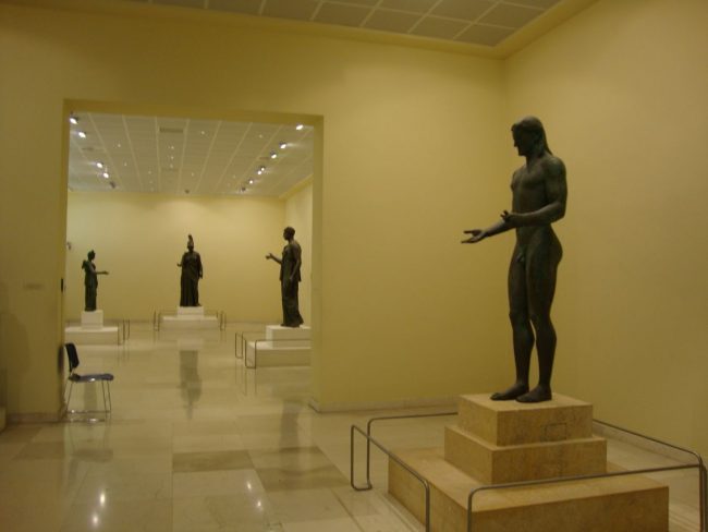 פסלים במוזיאון באתונה