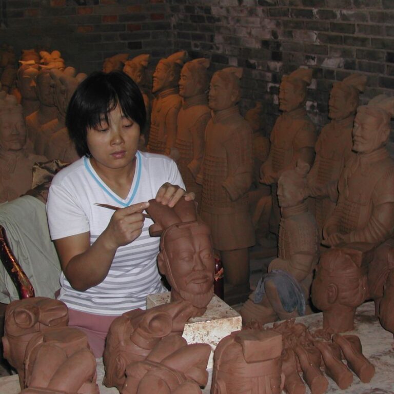 פסלת סינית משחזרת פסלי חימר