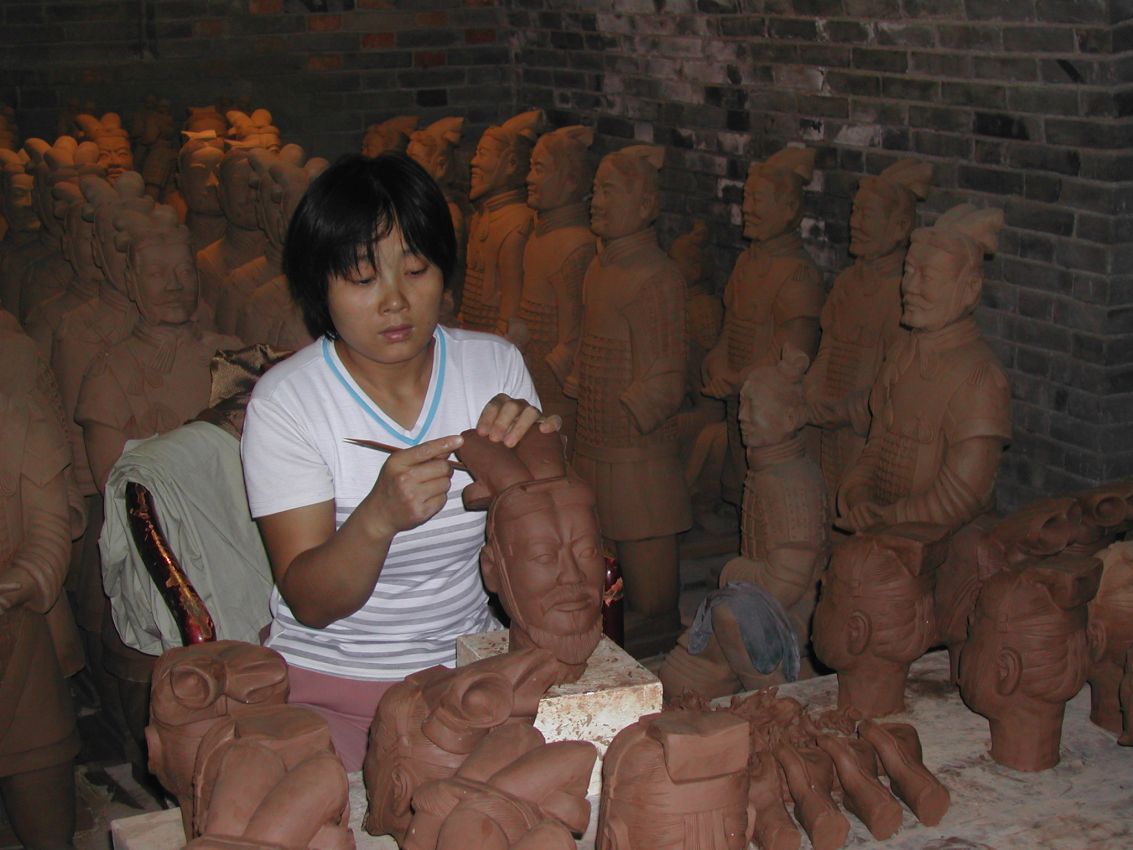 פסלת סינית משחזרת פסלי חימר