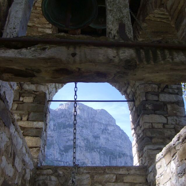 פעמון כנסיה בהרים