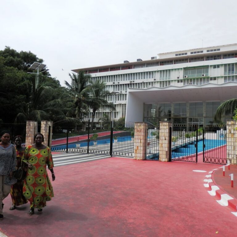 פקידות סנגליות בתום יום העבודה