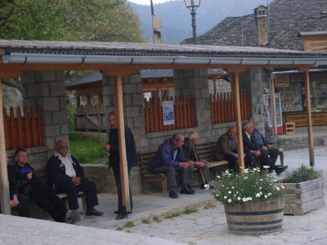 פרלמנט יווני זקן באחד מכפרי צפון יוון