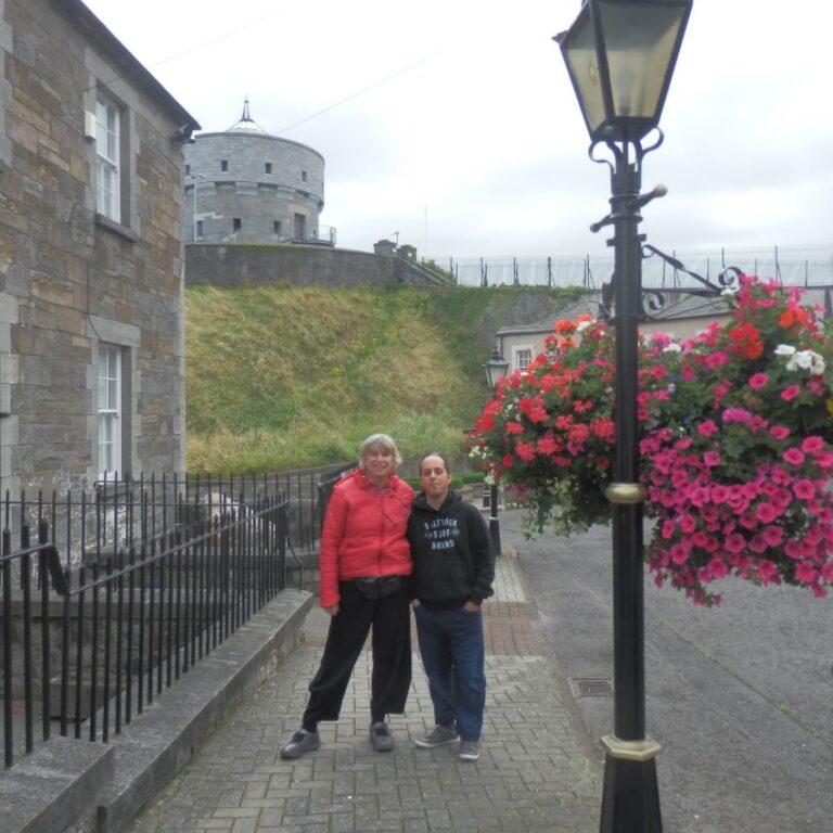 צביה עם בני רן בעיר דרוגדה למרגלות המצודה שהגנה על העיר