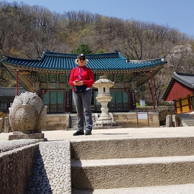 צביה לפני מקדשו של בודהא בשמורה